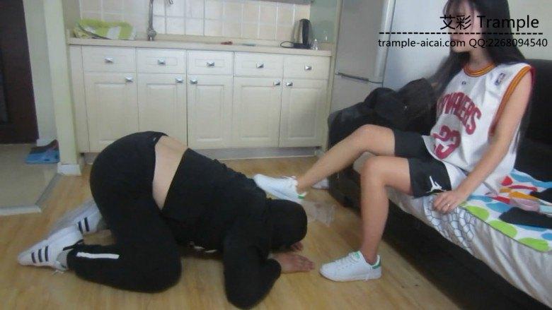 剧情美女球衣休闲板鞋踩踏舔鞋羞辱