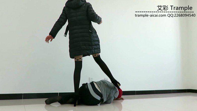 甜美媛媛女主高跟黑丝踢踹贱狗下体暴打贱狗！