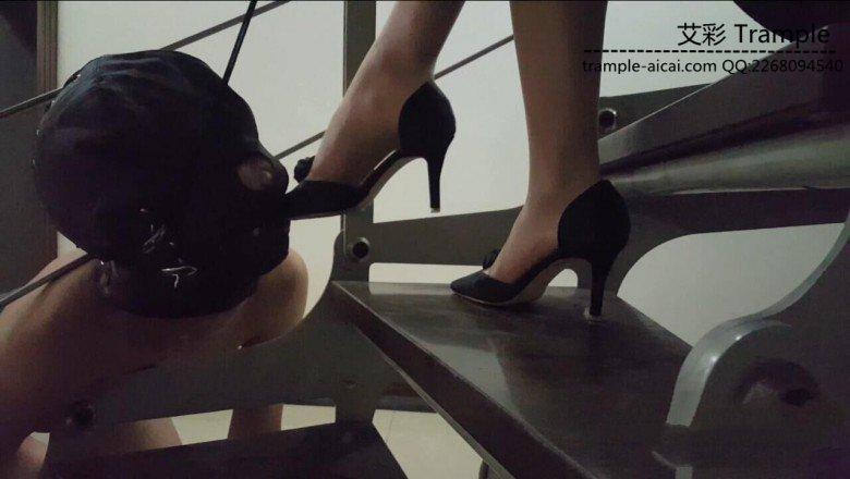 最新艾丝女王居家系列—–楼梯间调教贱狗