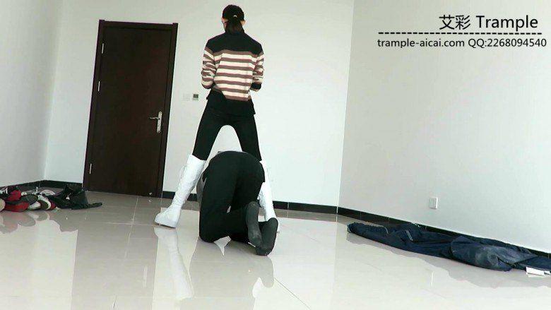 00后女主白长靴骑乘贱狗散步，强迫贱狗钻跨取乐！