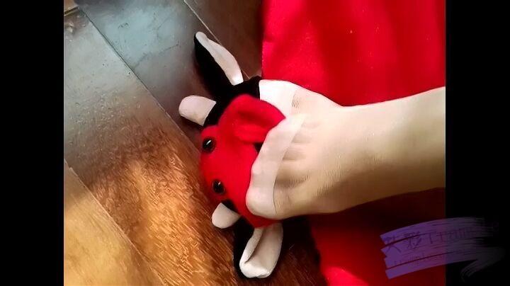 艾丝女王肉丝调教踩踏新手奴