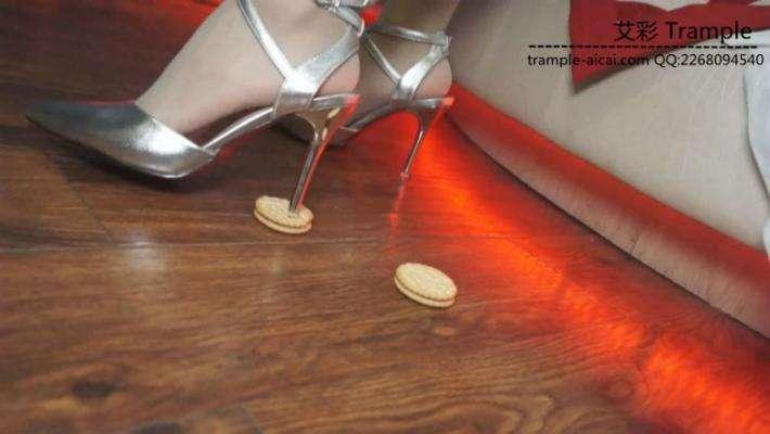 大二学生妹的肉丝高跟首秀