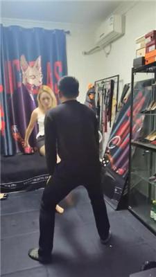 【丝温】跪舔铆钉高跟黑丝/臭脚喂食/骑马转胯踩踏