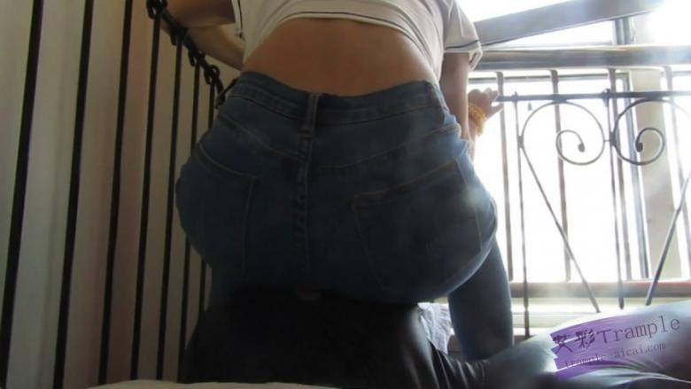 青春冷天使紧身牛仔裤坐脸