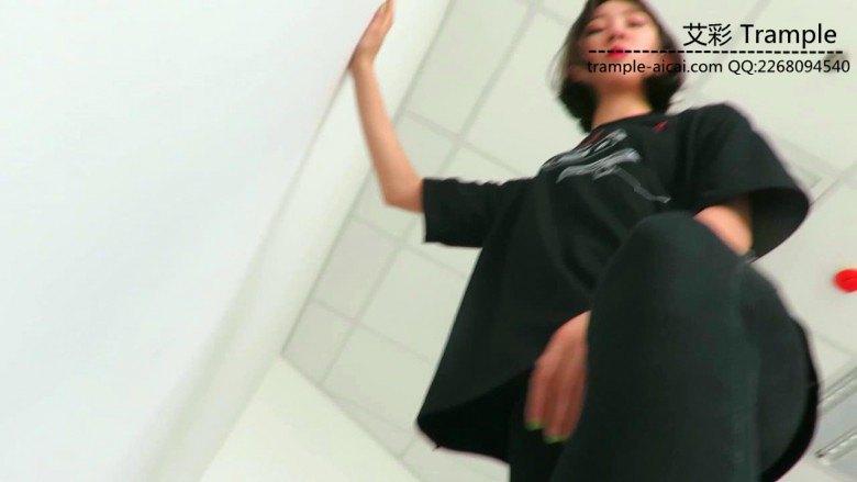 00后天使女主帆布鞋大踏步践踏贱狗！