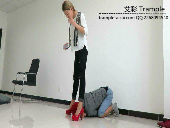 冰冰女主红色高跟鞋遛狗作弄！