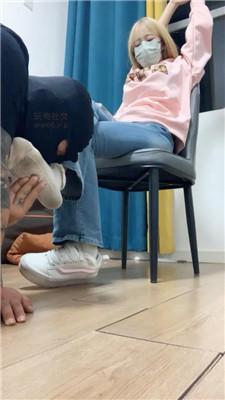 【拉面】超脏运动鞋白袜踩踏气味辱 bf51541