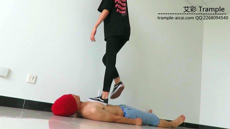 00后天使女主帆布鞋大踏步践踏贱狗！