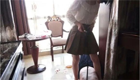 【黑丝诱惑】素人莎莎长靴踩踏鞭打篇