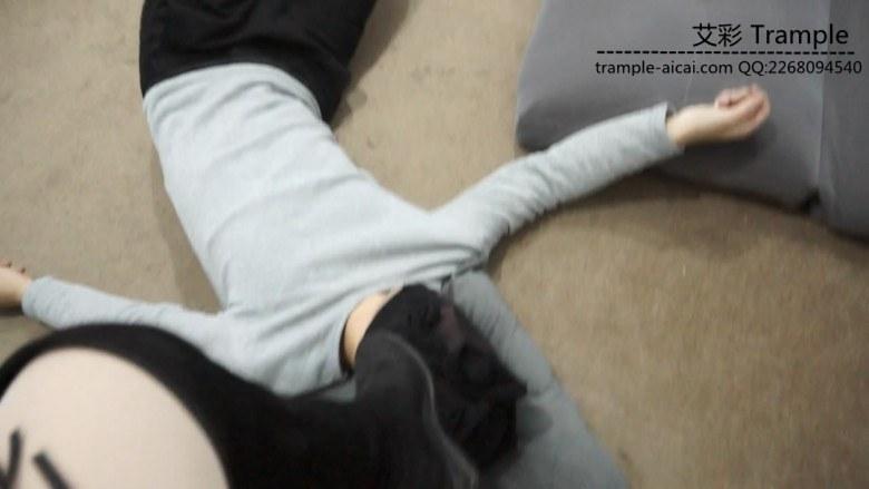 某在校女大学生长靴初次玩踩踏