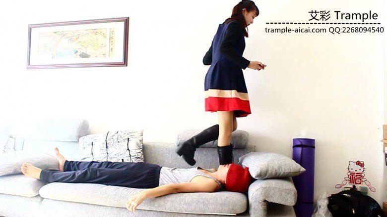 00后天使女主坐脸羞辱全体重踩踏贱狗！