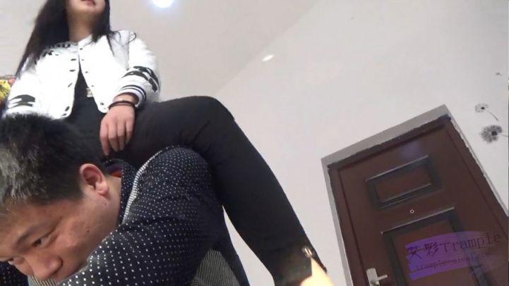 多主踢打舔鞋精彩不断