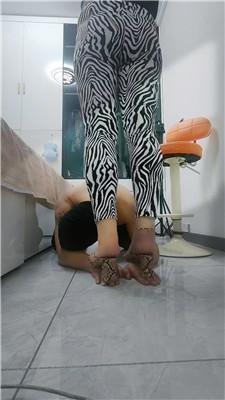 【李老师】骑马胯下辱-高跟踩踏【双视角版】JS250310-8