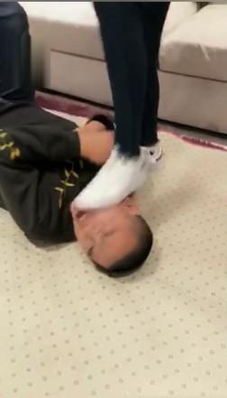 绝美vivi暴力踢脸踢裆发泄