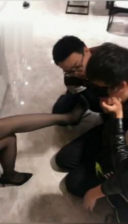 【绝美vivi】仙人跳：强迫调教外卖小哥