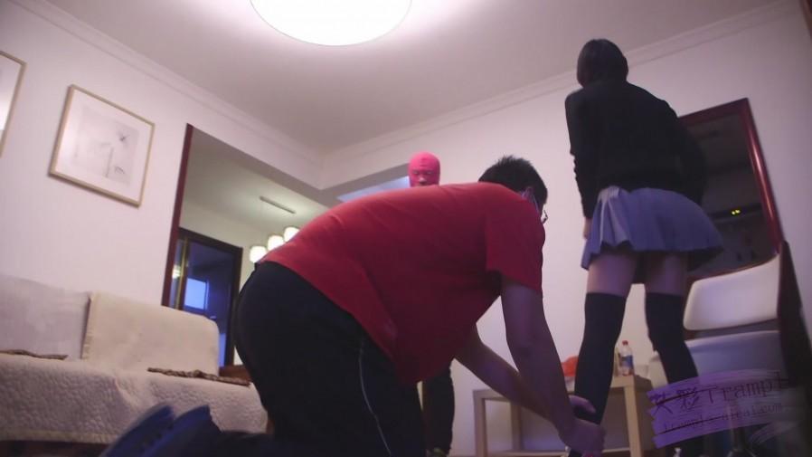 艾丝：哥哥父亲要求艾丝乱伦踩踏