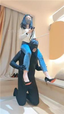 【稚惜】骑脖/藤条鞭打/舔裸足/吃圣水泡面