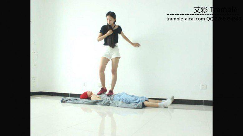 超漂亮天依女主运动鞋下的贱狗！