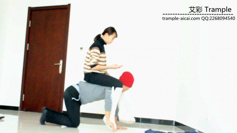 00后女主白长靴骑乘贱狗散步，强迫贱狗钻跨取乐！