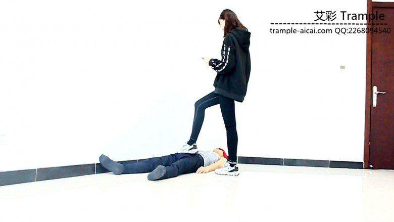 00后天使女主坐脸弄贱狗下体！