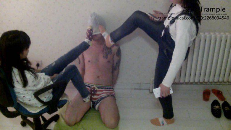 俩位女生棉袜脚下的真实暴力
