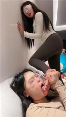 【橙宝】双母畜-舔脚发骚/转胯/白袜脚插嘴/提档