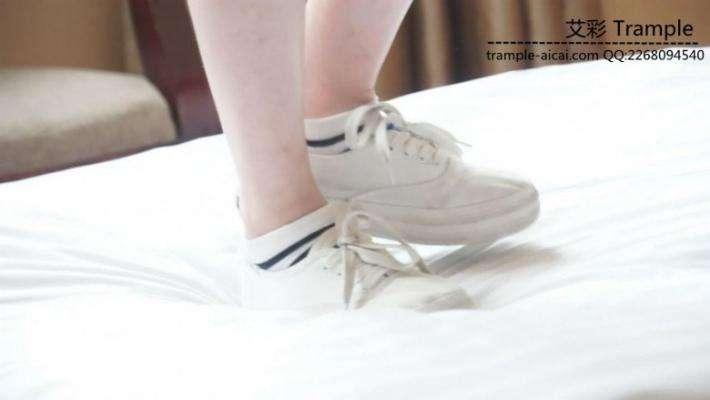 某工商大一两女学生帆布鞋的初次踩踏