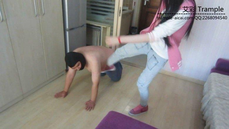 180女主逆天大长腿重度踩踢调教胖M，力度超大