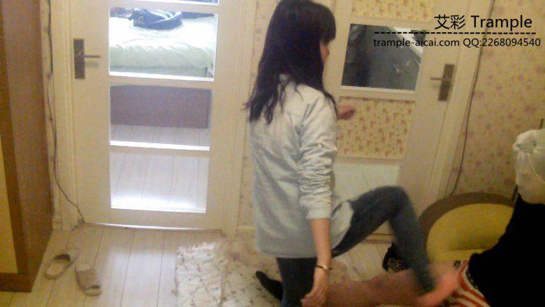 俩位女生棉袜脚下的真实暴力