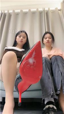 【伊诺】带闺蜜调狗-骑马转胯/踩踏/强制闻鞋/舔白袜脚