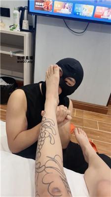 【小凤梨】纹身小妹的脚下骚奴 JS250317-39