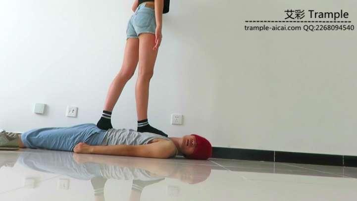 00后天使女主运动装坐身+棉袜踩全身！