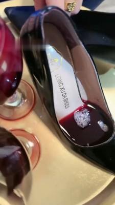 【调教视频】【甜心教主】致命诱惑-红酒配高跟-口水咀嚼袜子