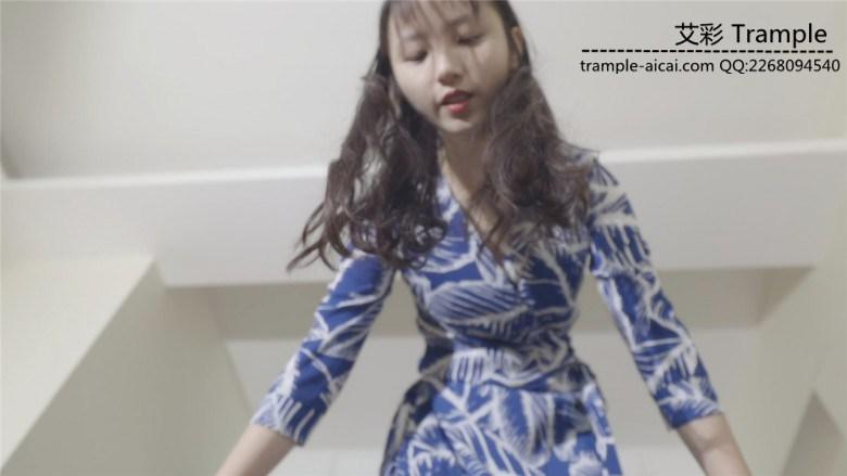 初九疯狂踢踩虐裆