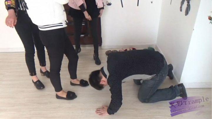 多主踢打舔鞋精彩不断