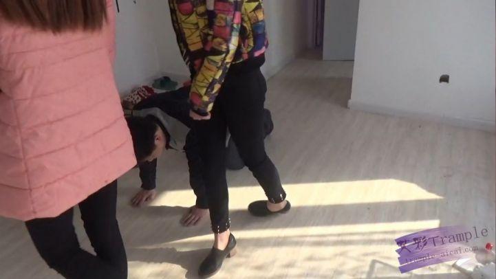 多主踢打舔鞋精彩不断