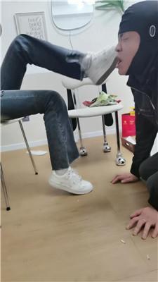 【文文文文】舔素人的小白鞋-踢踹踩 JS250227-7