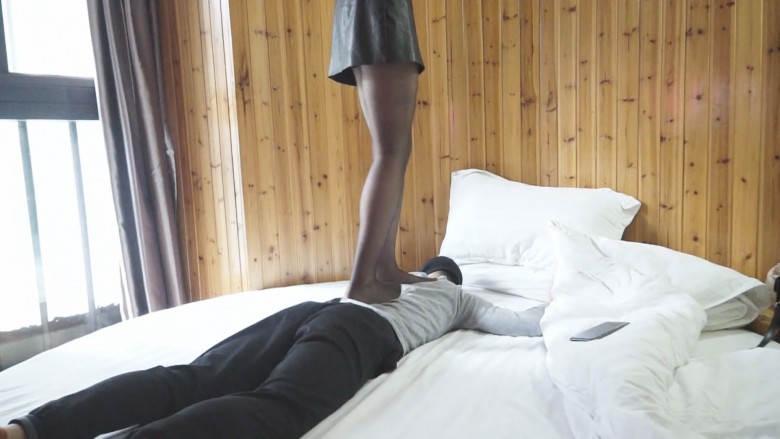 素女文员糖糖初次调教之第一视角黑丝诱惑篇