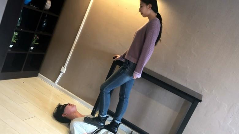 舞蹈系少女虐踩小奶狗