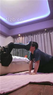 【嗯哼】犯贱闻靴子/踩踏/超强深喉