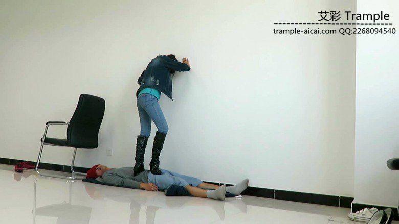 萌主棉袜+长靴虐踩贱狗下体及全身！