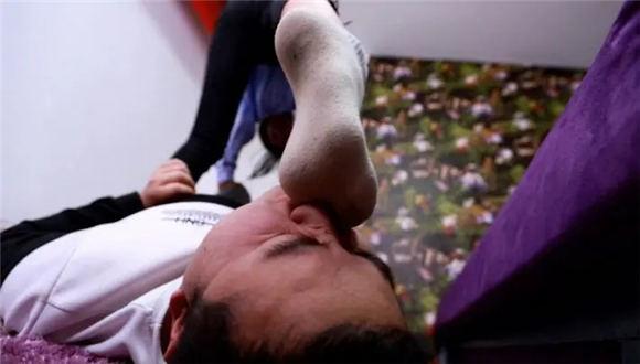 【珊瑚湾】安诺千锤百炼的极品臭袜子强制虐奴