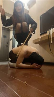 【沐沐】清理脏长靴-藤条抽-舔卫生巾喝圣水 JS250319-12