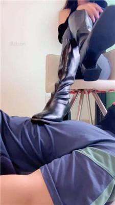 【路子】高跟长靴狗嘴清理/坐脸窒息/白袜裸足洗脚