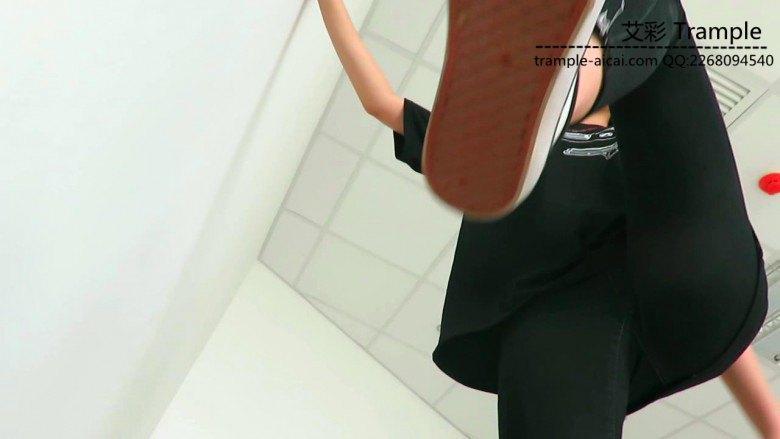 00后天使女主帆布鞋大踏步践踏贱狗！