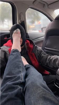 【素人挖掘机】雨天开发小姐姐粉棉袜踩 JS250219-44