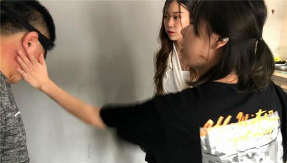 〖碎蛋娇娃〗美女联合闺蜜惩治内衣贼