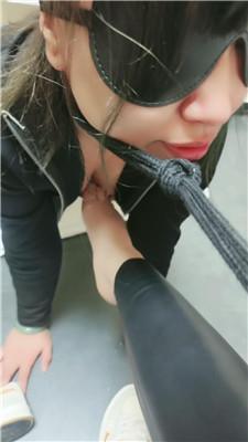 【娜S】闺蜜下跪想舔脏鞋白袜 JS250312-22