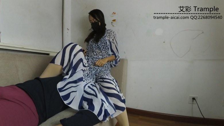 女主长裙坐脸！