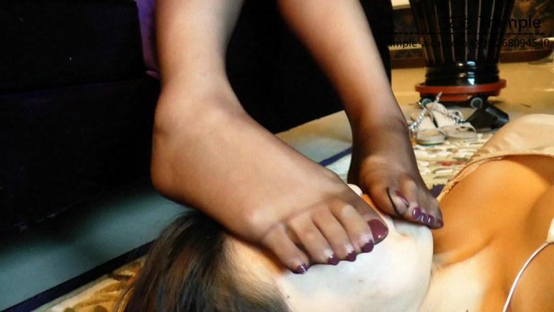 【冰时代】爽爽脚虐女奴强制闻黑丝